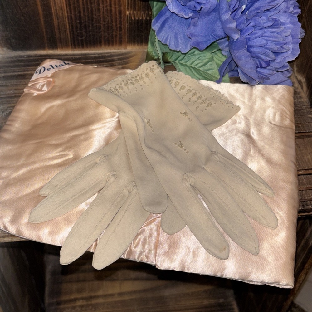 American Vintage Women's Cream Gloves. Timeless